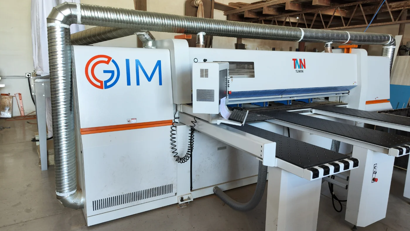 Seccionadora CNC en el taller de 32 Proyectos en Chihuahua