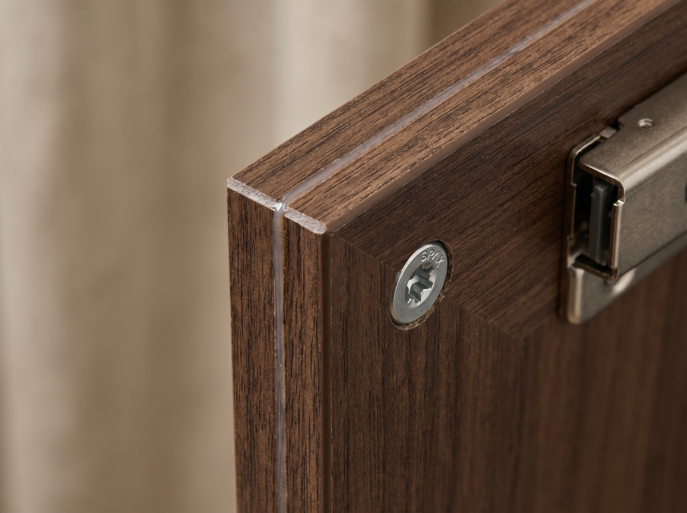 Detalle de manufactura precisa: canto de melamina Arauco con tornillería SPAX